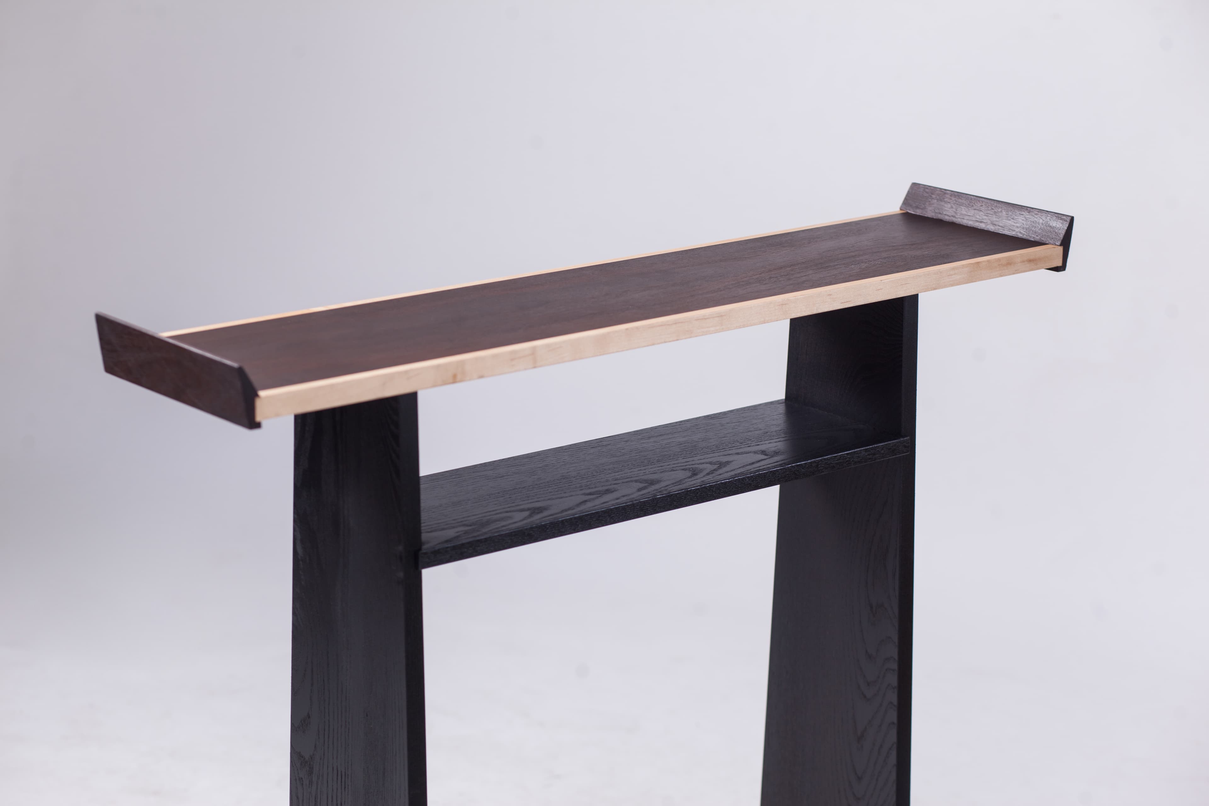 Side view of Product 01 showing its upper and lower horizontal planes.