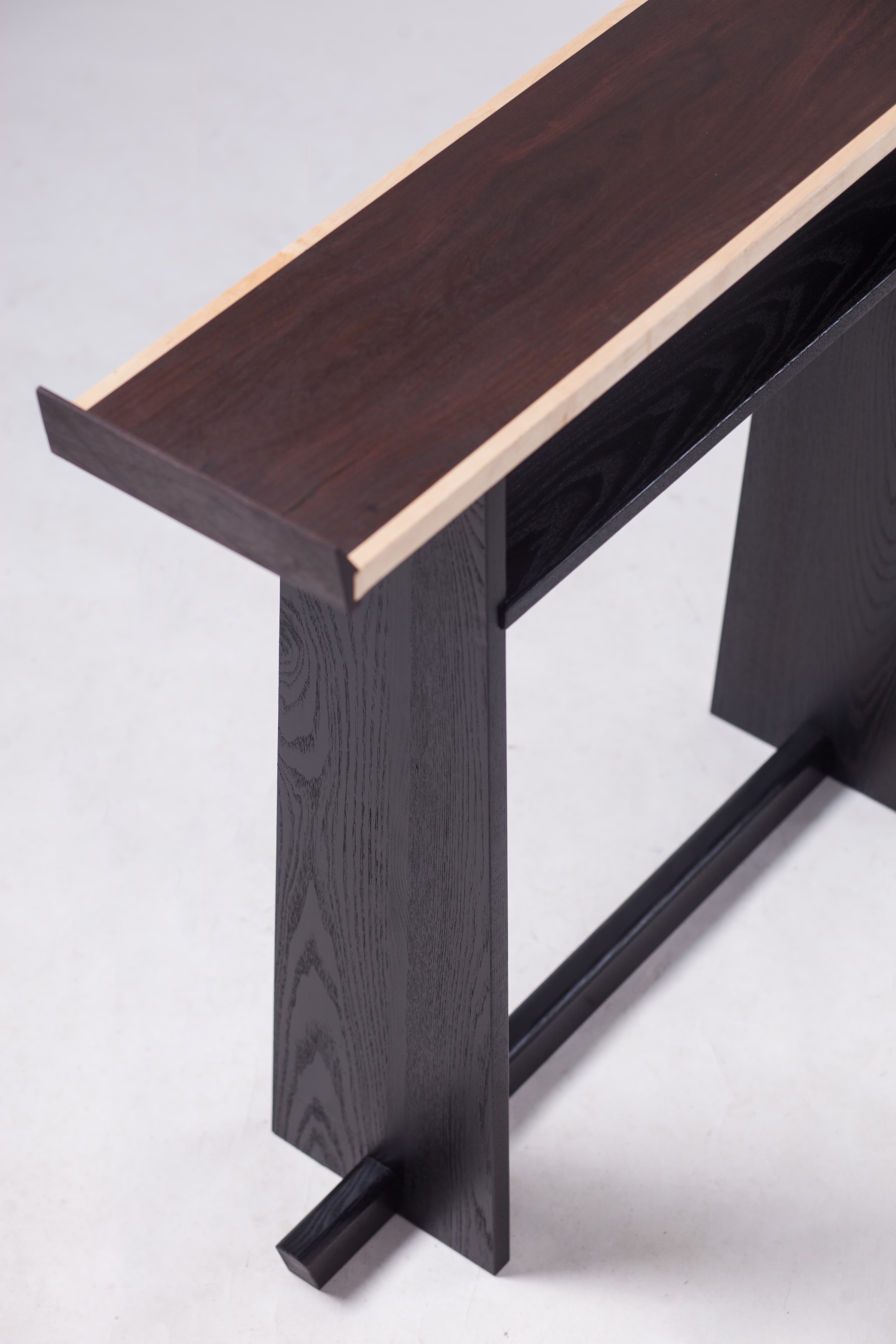 Close vertical view of Product 01's top surface and front support.