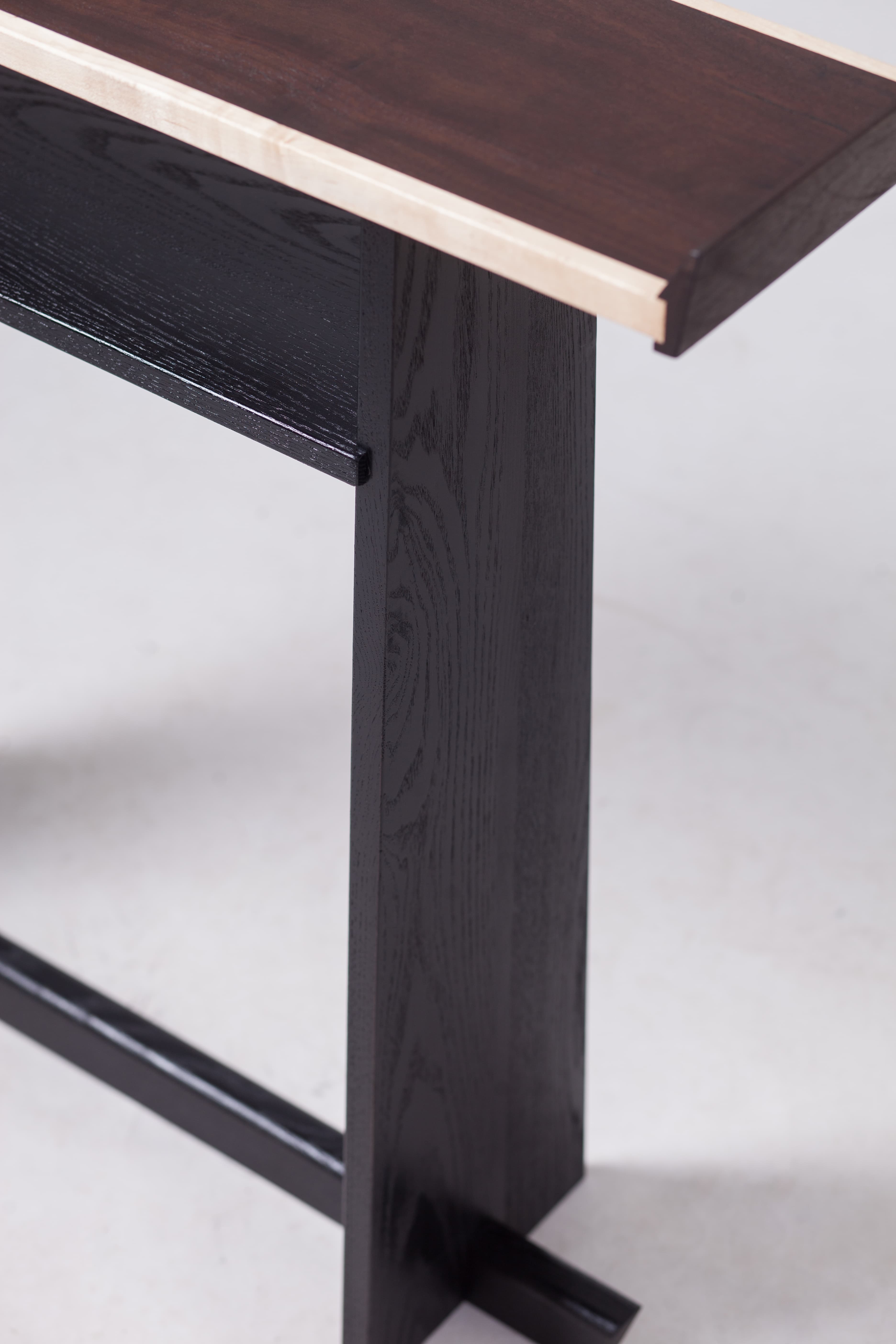 Close vertical view of Product 01's frame and top junction.